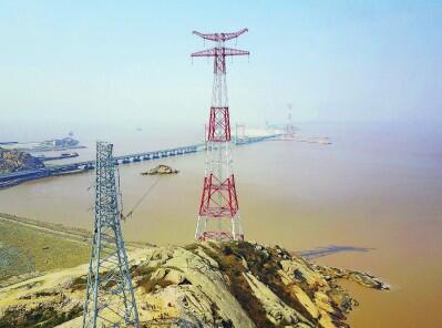 建設洋山港四期供電命脈 高塔屹立跨海架線(xiàn)